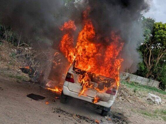 竹塘菜市场旁的空地,一部轿车烧成火球。(民众提供) 竹塘菜市场旁的空地,一部轿车烧成火球。(民众提供)
