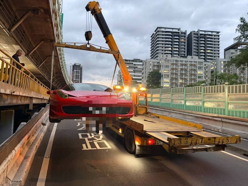 薛男驾驶法拉利超跑载女友,行经北市建国高架道路时,见到警方临检站竟直接掉头回转逆向。(记者陆运锋翻摄) 薛男驾驶法拉利超跑载女友,行经北市建国高架道路时,见到警方临检站竟直接掉头回转逆向。(记者陆运锋翻摄)