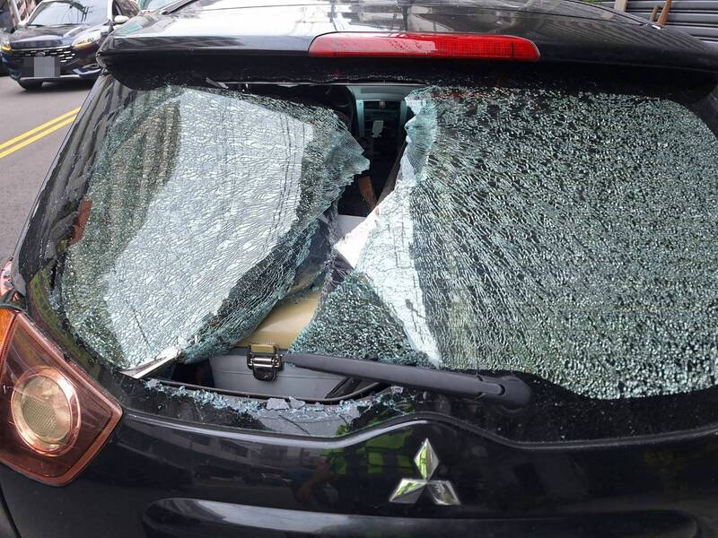 台中大里乔城路，一名庄姓男子今天上午沿路随机砸车，造成6辆自小客车挡风玻璃、车窗被敲破。（记者陈建志翻摄）