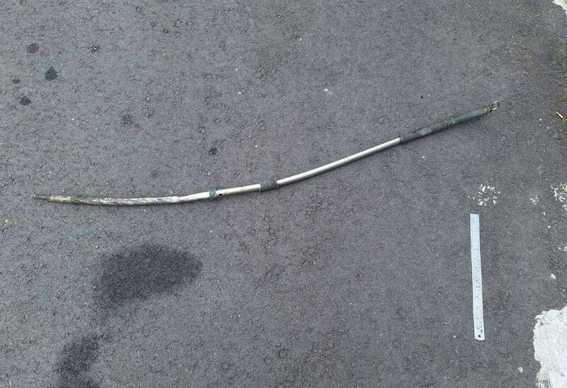 庄姓男子今天上午持铁棒沿路砸车。（记者陈建志翻摄）