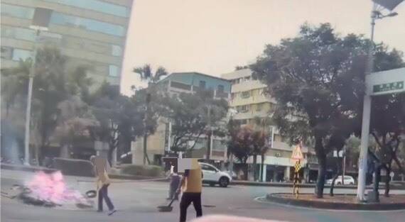 高雄廟宇當街燒紙紮船 市府祭出38張罰單要求改善