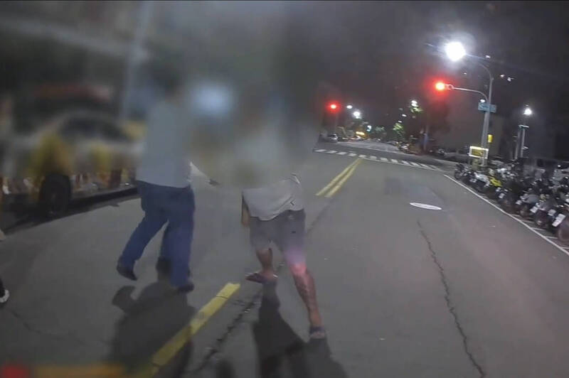 高雄2男酒后失控呛声输赢，警飙「再闹通通带回去」结束僵局。（民众提供）