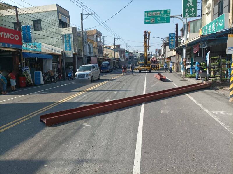 钢筋从天降！营业曳引车载货飞落砸毁民宅水泥墩。（警方提供）