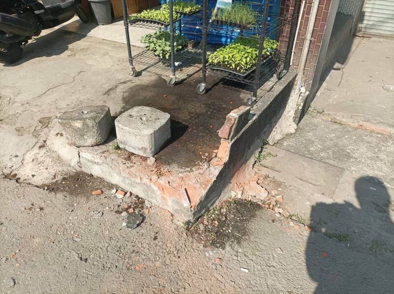 钢筋从天降！营业曳引车载货飞落砸毁民宅水泥墩。（警方提供）