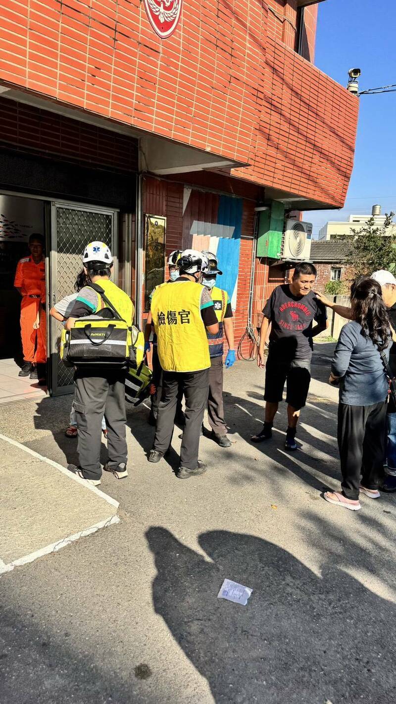 参加芳苑海空步道旅游，因铁牛车翻覆，造成10人受伤。（民众提供）