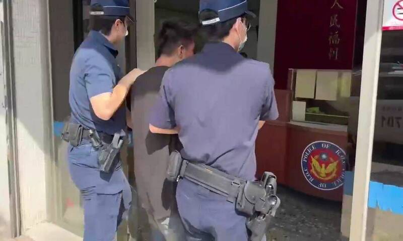 警方将庄姓男子（中）带回警局。（记者陈建志翻摄）