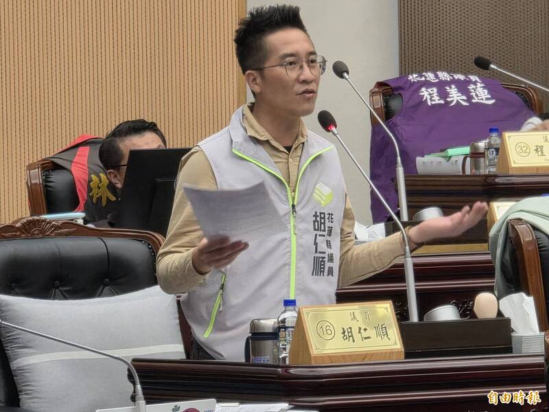 「朕沒給的你不能要」！逾65歲老人免健保費 議員胡仁順批花蓮縣府皇帝心態