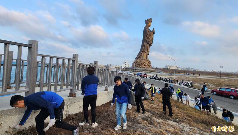 中華電信員工假日淨灘 為菊島馬拉松選手打造潔淨海岸線