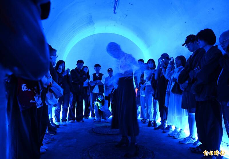 圖輯》台北白晝之夜入坑「圓山坑道」看表演 呼喚點亮摩天輪光電獸