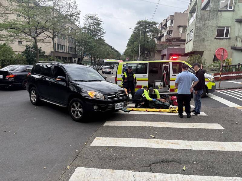 陈姓男子下午驾车沿著基隆市基金一路208巷，驶入基隆长庚情人湖院时，未停等正在穿越斑马线的李姓妇人，致李妇手脚多处擦挫伤。（记者林嘉东翻摄）