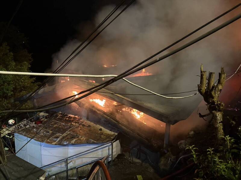 新北市新店区北宜路一段一栋铁皮民宅，今晚7时许发生大火。（记者陆运锋翻摄）