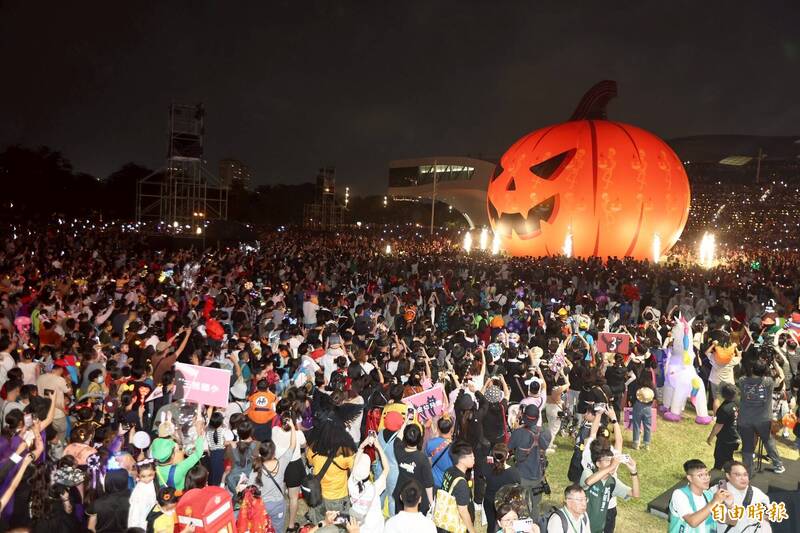 衛武營南瓜燈秀機車違停 警1小時開38張紅單