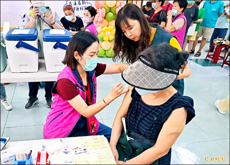 南市賣場 設流感、新冠疫苗接種站