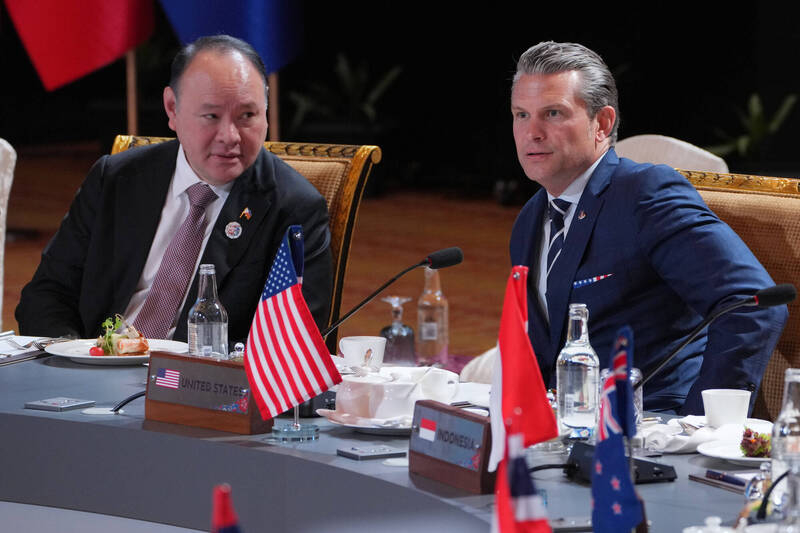 美国国防部长赫格塞斯（Pete Hegseth，右）出席东南亚国协国防部长扩大会议。（美联）