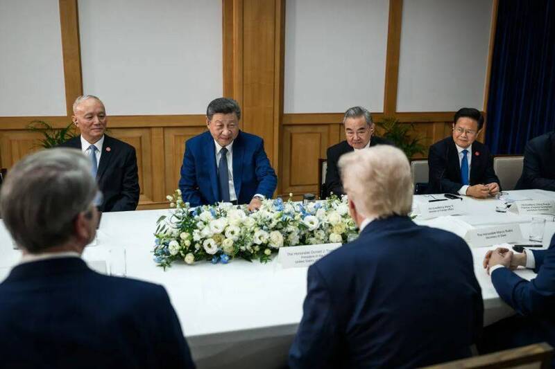 川普在跟习近平说话，习近平露出好奇的表情。（图撷取自 白宫）