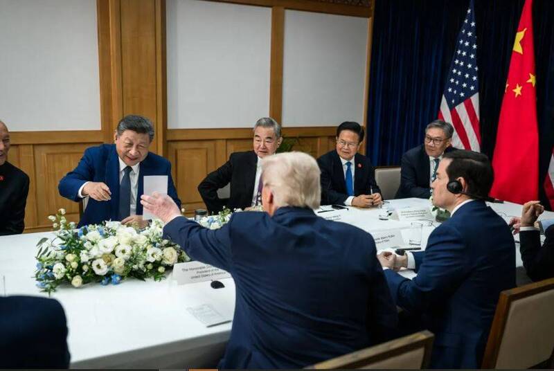 习近平看到后露出笑容。（图撷取自 白宫）