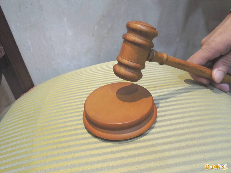 海陆阿兵哥在营内手机上网赌博，被依军法判拘役30日，得易科罚金。示意图。（资料照）