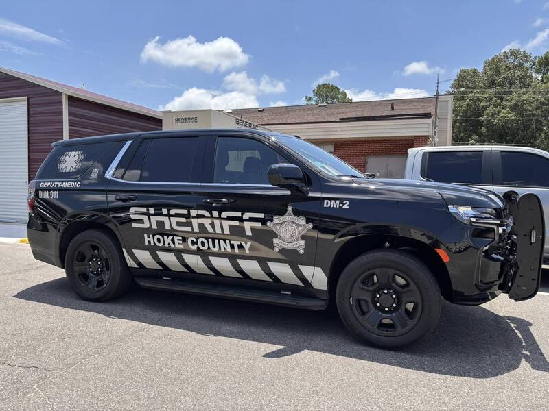 美国北卡州霍克郡1名身高180公分的13岁少年杀害祖母，试图袭警时被击毙。图为霍克郡警车。（图撷自Hoke County Sheriff's Office脸书）