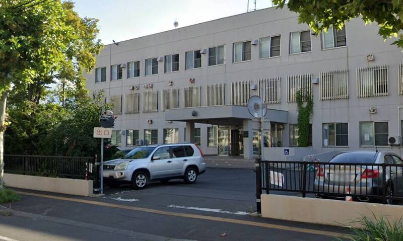 日本北海道札幌男子持刀砍死3名亲属。图为札幌北警察署。（图撷自Google街景）
