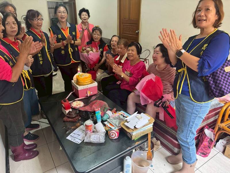 眾能創新協會關懷獨居長輩 新北嬤首度過生日綻放笑顏