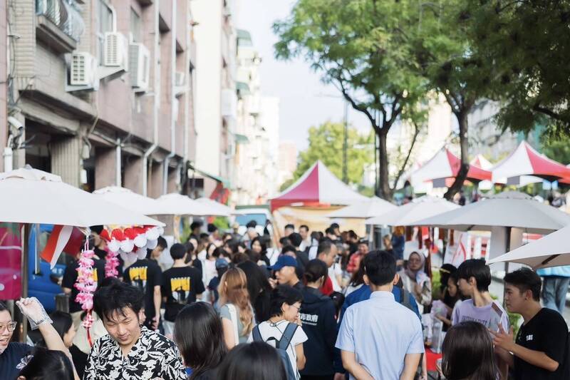 印尼炒麵、越南河粉齊聚 高雄南國嘉年華湧人潮