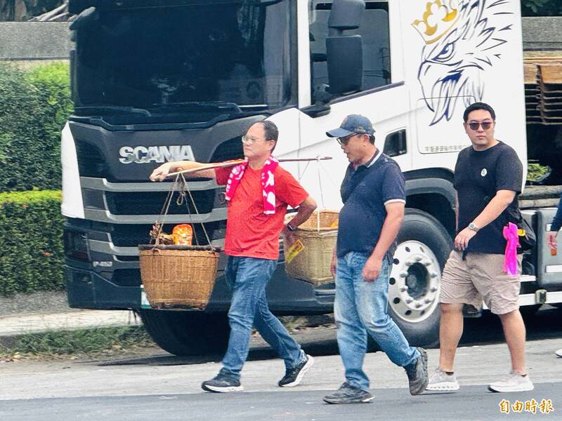 年輕人肩挑媽祖徒步重現林馬精神 傳達虔誠信仰 - 嘉義縣 - 自由時報電子報