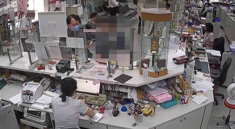 警方与行员联手劝阻。（记者王冠仁翻摄）