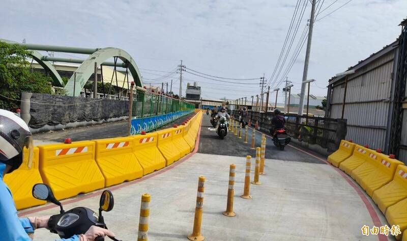高雄仁武區八涳橋今起封閉改建 打造便橋供機車與行人通行