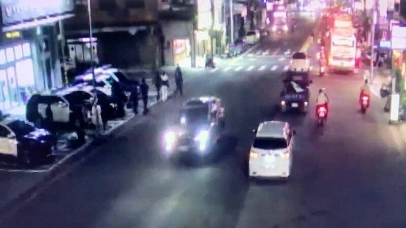 张男酒后跑上公车并持螺丝起子朝司机挥舞，斜对面龟山所员警获报立即赶抵将人制伏。（记者郑淑婷翻摄）