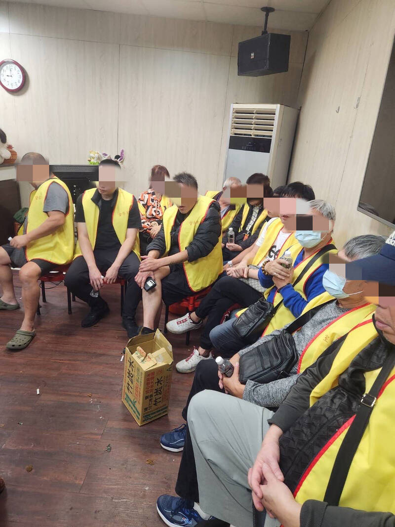 桃警破获推筒子职业赌场逮19赌客和66岁阿嬷级负责人。（警方提供）