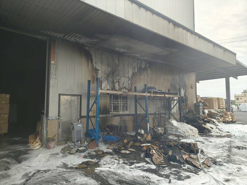 彰化县和美镇一家塑胶射出工厂传出火灾，空地的废弃物起火燃烧波及工厂外墙。（民众提供）