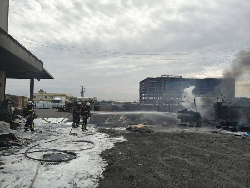 彰化县和美镇一家塑胶射出工厂传出火灾，空地的废弃物起火燃烧波及工厂外墙。（民众提供）