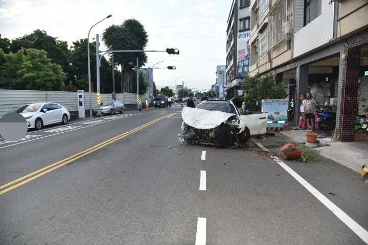 一辆玛莎拉蒂轿车（图右）在台南南区永成路三段连撞一辆机车与三辆停在路旁的小客车，造成机车女骑士伤重送医。（民众提供）