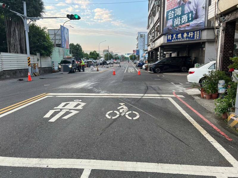 一辆玛莎拉蒂轿车在台南南区永成路三段连撞一辆机车与三辆停在路旁的小客车，造成机车女骑士伤重送医。（民众提供）