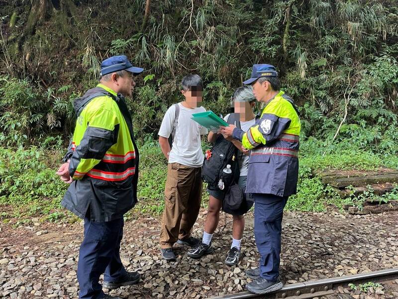 遊客違規行走阿里山眠月線鐵道 恐被罰5萬元