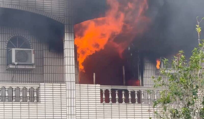 彰化花壇彰員路傳出住宅火災，火舌從二樓竄出。（民眾提供）