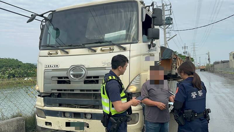 里港警清晨強力取締砂石車 10月起已開單70件違規