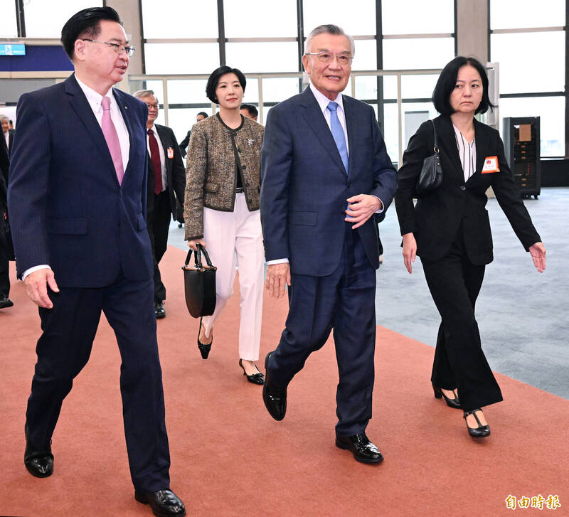 APEC峰會落幕 領袖代表林信義返台吳釗燮接機