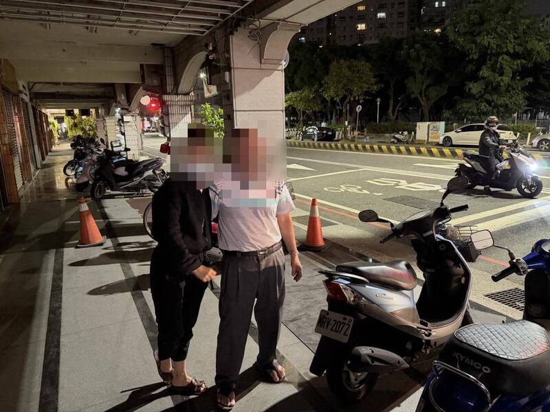 台南市警五分局員警僅花10分鐘就找到在台南市區騎機車迷航6小時的85歲黃姓老翁（中右者），幫他與家人重逢。（圖由民眾提供）