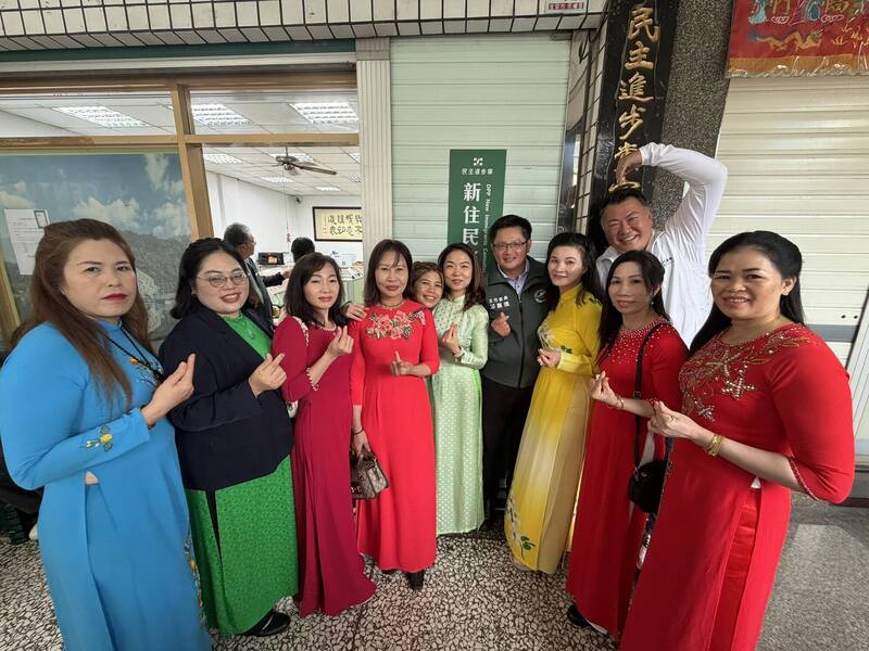 搶攻新住民票源 民進黨宜蘭縣黨部新住民諮詢站揭牌