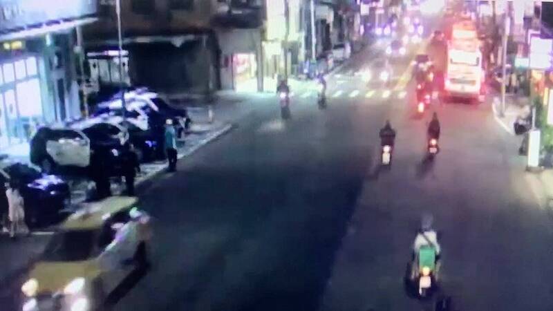 62岁张姓男子昨（1）日下午跑上1辆桃客公车，扬言替被殴打的学生报仇，竟持大型螺丝起子朝无辜驾驶挥舞，位于斜对面的龟山所员警获报火速赶往处理。（资料照）