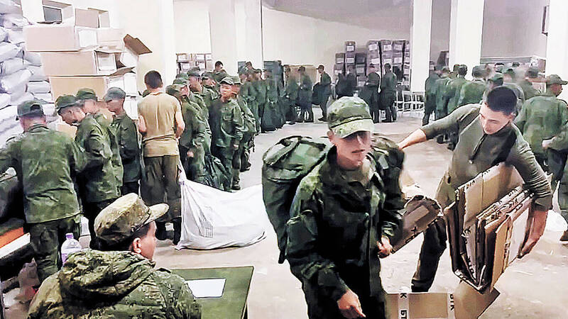 據報為2024年10月,北韓士兵抵達俄羅斯時的畫面。根據南韓與西方情報機構估計,北韓已派遣約1萬名部隊至烏克蘭為俄羅斯作戰,其中已有約2000人陣亡。(圖翻攝自烏克蘭戰略通訊中心) 据报为2024年10月,朝鲜士兵抵达俄罗斯时的画面。 根据韩国与西方情报机构估计,朝鲜已派遣约1万名部队至乌克兰为俄罗斯作战,其中已有约2000人阵亡。 (图翻摄自乌克兰战略通讯中心)