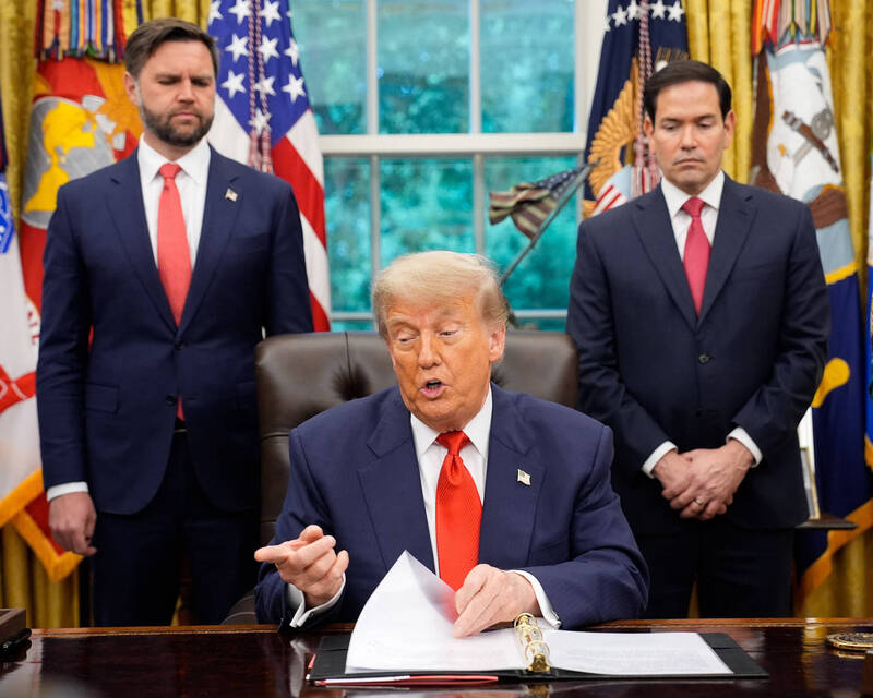 英媒狠批范斯（左）比特犬性格与立场摇摆不定，鲁比欧（右）则被形容为失去原则的软弱贵宾犬。 （欧新社文件照）