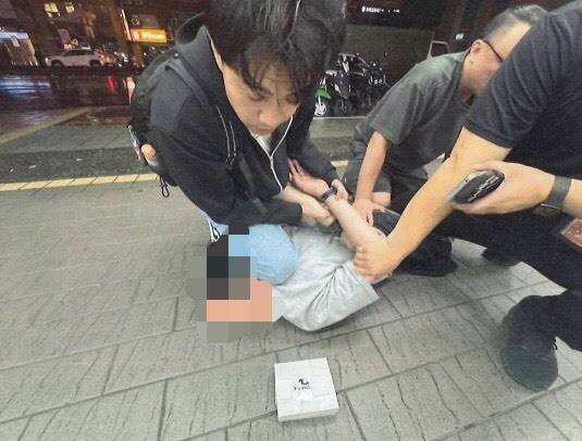 警方策动第一层车手，在台北市一间旅店趁第二层车手取金融卡时将他逮捕。（警方提供）