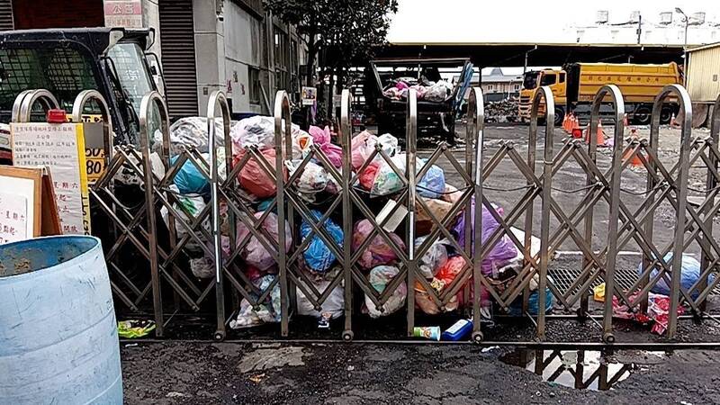 給方便當隨便》彰化花壇清潔隊竟「長出垃圾山」 離譜畫面曝光