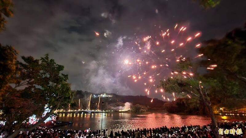 竹市航海王煙火秀最終章 好口碑引萬人擠爆青草湖
