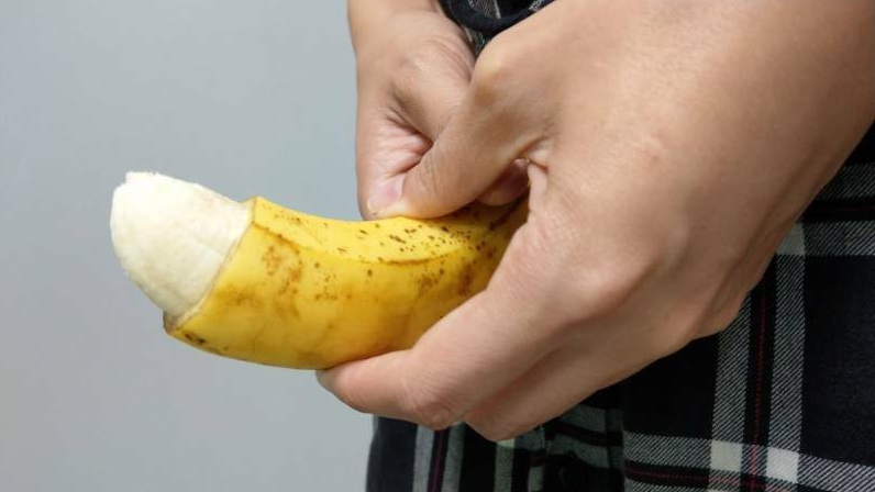 摩鐵大戰人夫！她突掏刀割斷勃起中的GG 爽喊「終於解脫了」