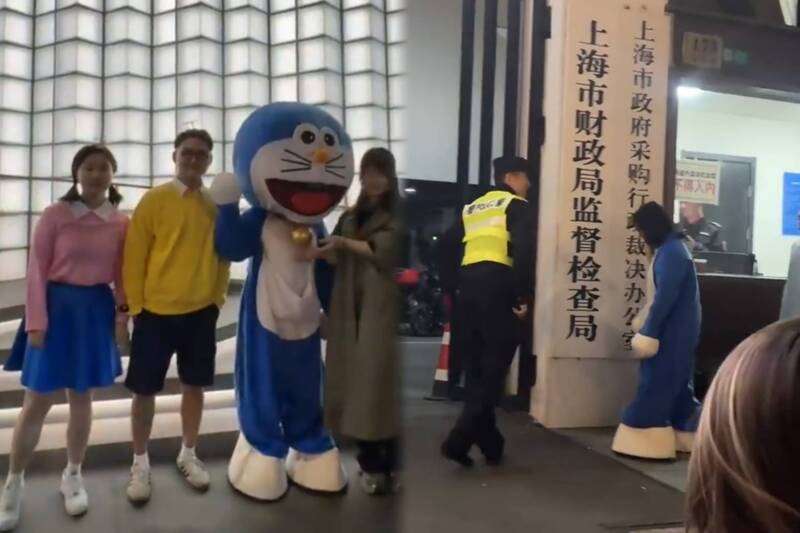 上海女COS哆啦A夢「秒遭中國警方帶走」 網諷：不是說很自由？