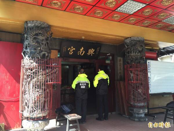 2015年复兴航空在台北市基隆河发生空难，新北市消防局第六大队队员完成搜救后到台北市南港区兴南宫还愿。（资料照，记者吴升儒摄）