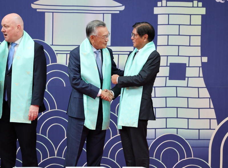 敏迪選讀還拍到菲律賓總統小馬可仕主動與林信義握手互動。(圖翻攝自敏迪選讀臉書粉專) 敏迪選讀還拍到菲律賓總統小馬可仕主動與林信義握手互動。(圖翻攝自敏迪選讀臉書粉專)